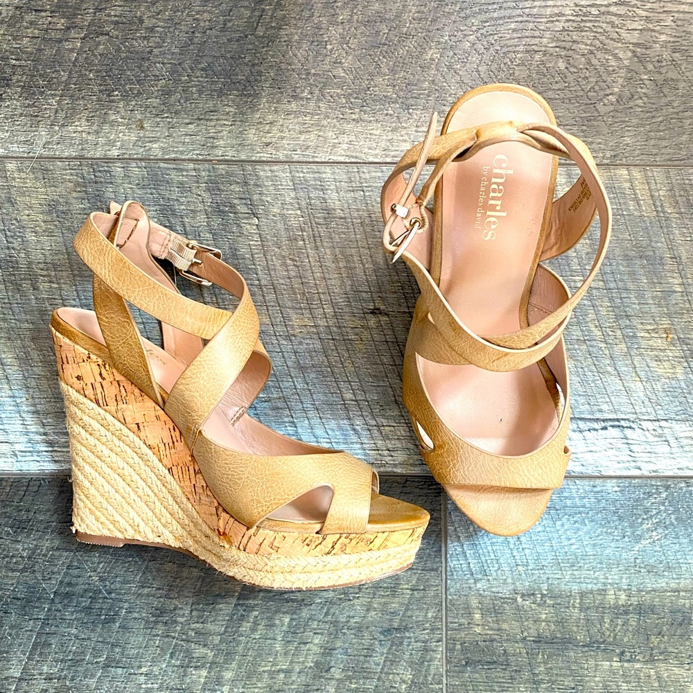 ✨CHARLES DAVID beige high wedge sandals